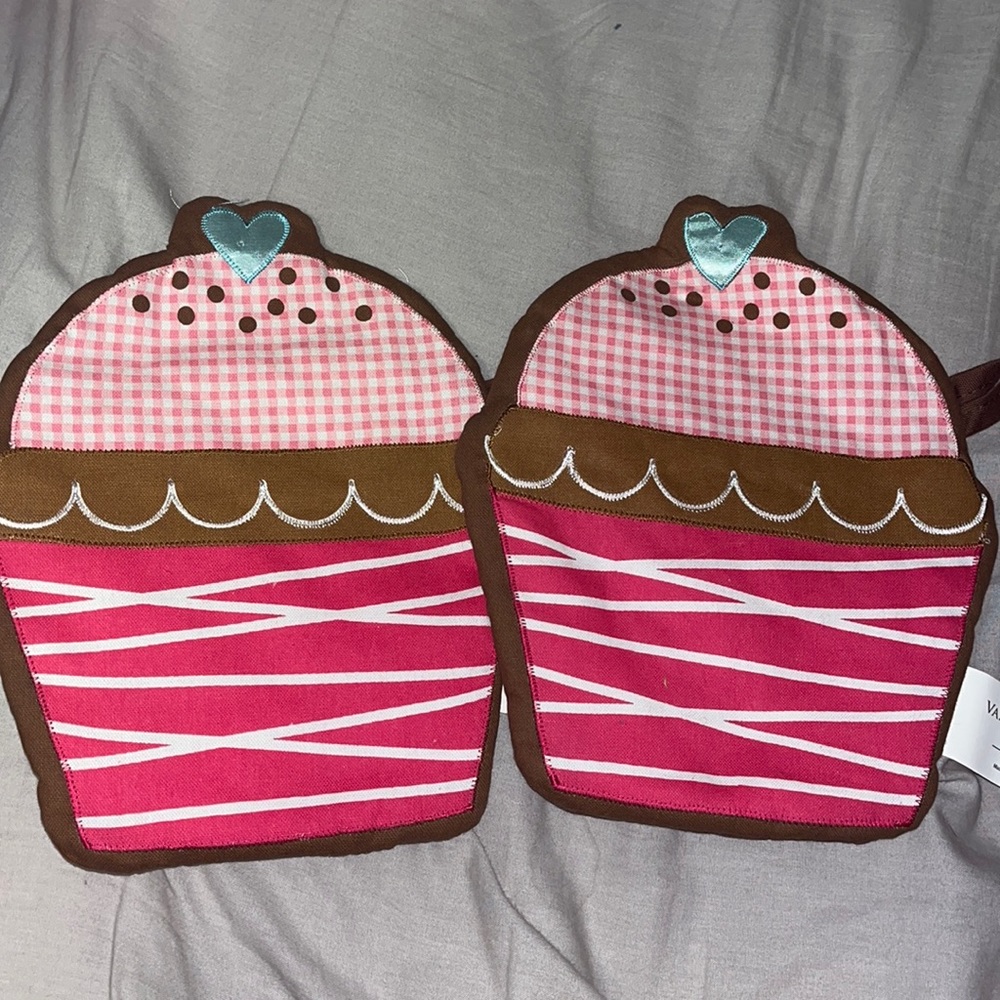 2 cupcake pot holders